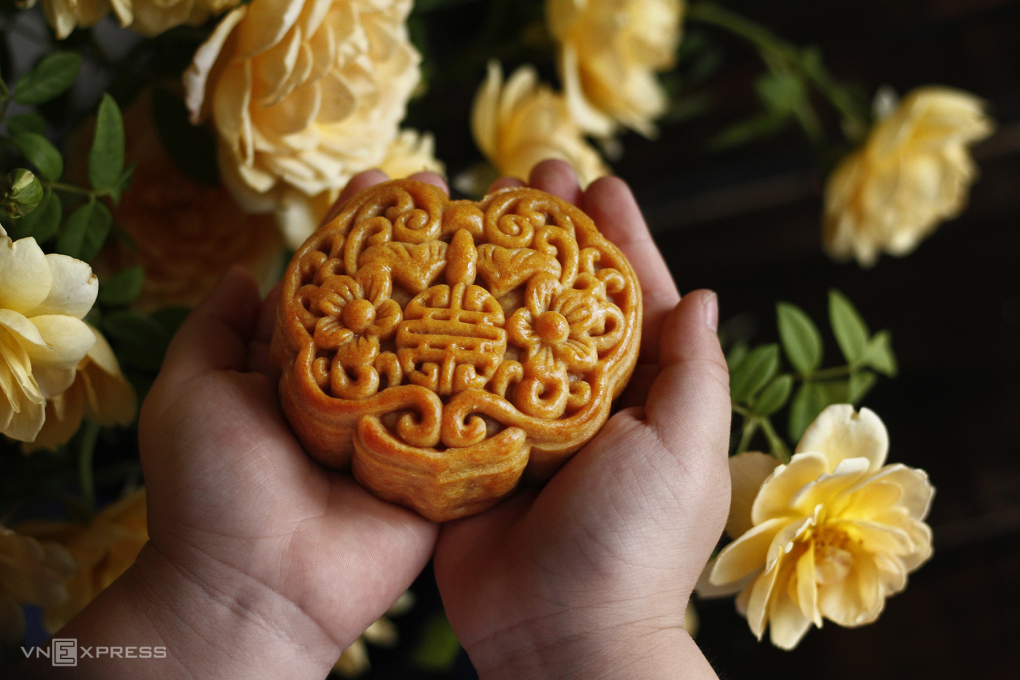 How to Make Assorted Flavor Mooncakes - Sazi Hotel